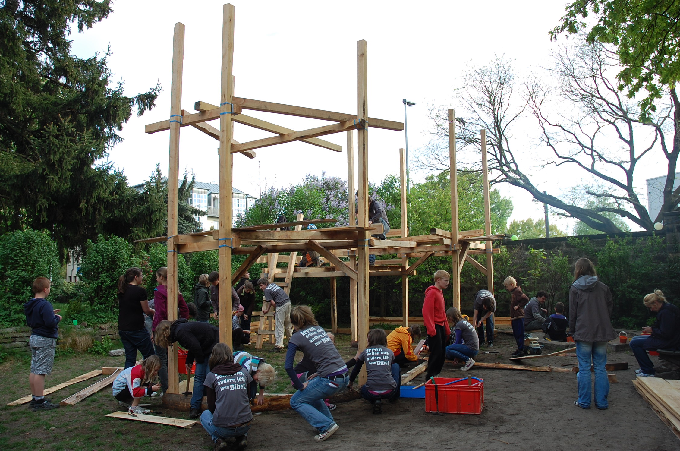 Bau eines Hauses von einer Kindergruppe