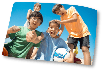 Kinder mit Fußball